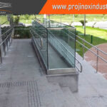 Guarda-corpo com vidro autoportante e corrimão inox